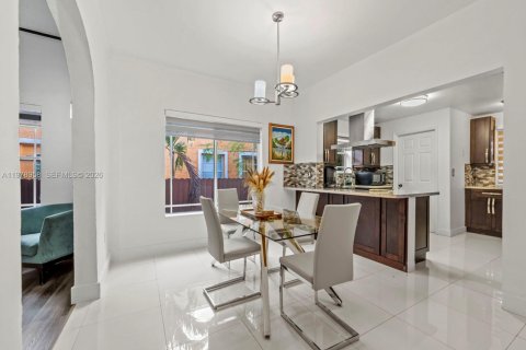 Villa ou maison à vendre à Miami, Floride: 5 chambres, 217.95 m2 № 2044586 - photo 18