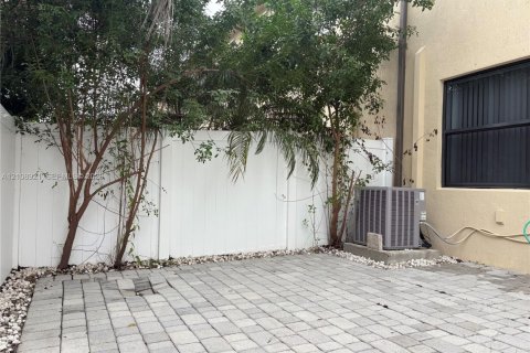 Touwnhouse à vendre à Hialeah, Floride: 3 chambres, 143.53 m2 № 2423114 - photo 27