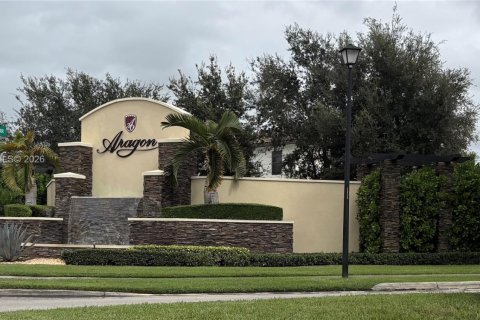 Touwnhouse à vendre à Hialeah, Floride: 3 chambres, 143.53 m2 № 2423114 - photo 2
