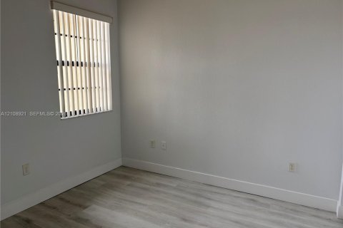 Touwnhouse à vendre à Hialeah, Floride: 3 chambres, 143.53 m2 № 2423114 - photo 23