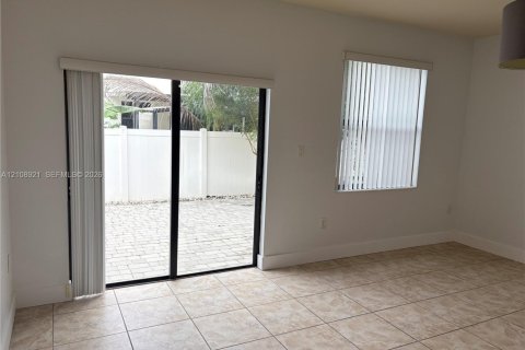 Touwnhouse à vendre à Hialeah, Floride: 3 chambres, 143.53 m2 № 2423114 - photo 11