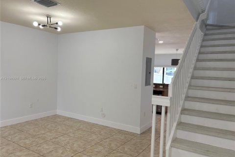 Touwnhouse à vendre à Hialeah, Floride: 3 chambres, 143.53 m2 № 2423114 - photo 5