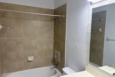 Touwnhouse à vendre à Hialeah, Floride: 3 chambres, 143.53 m2 № 2423114 - photo 22