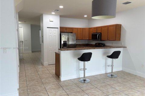 Touwnhouse à vendre à Hialeah, Floride: 3 chambres, 143.53 m2 № 2423114 - photo 4
