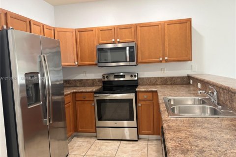 Touwnhouse à vendre à Hialeah, Floride: 3 chambres, 143.53 m2 № 2423114 - photo 6