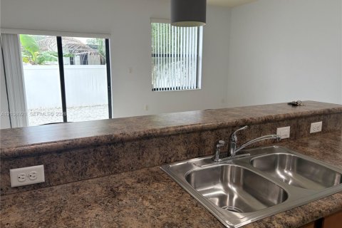 Touwnhouse à vendre à Hialeah, Floride: 3 chambres, 143.53 m2 № 2423114 - photo 9