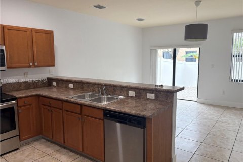 Touwnhouse à vendre à Hialeah, Floride: 3 chambres, 143.53 m2 № 2423114 - photo 8
