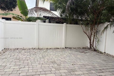 Touwnhouse à vendre à Hialeah, Floride: 3 chambres, 143.53 m2 № 2423114 - photo 26