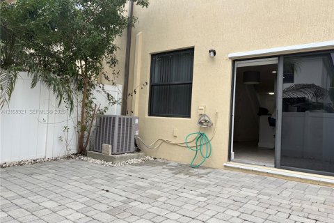 Touwnhouse à vendre à Hialeah, Floride: 3 chambres, 143.53 m2 № 2423114 - photo 28