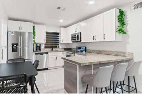 Villa ou maison à louer à Fort Lauderdale, Floride: 3 chambres, 241.36 m2 № 2074505 - photo 4