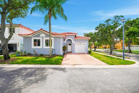 House in Weston, Florida 3 bedrooms, 146.41 sq.m. № 2245194
