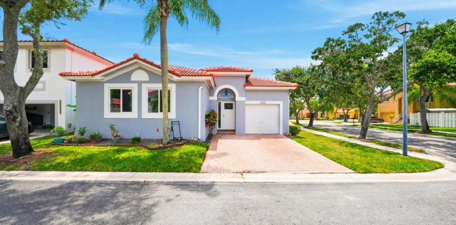 House in Weston, Florida 3 bedrooms, 146.41 sq.m. № 2245194