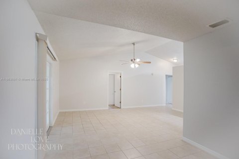 House in Port St. Lucie, Florida 3 bedrooms, 111.48 sq.m. № 1891319 - photo 16