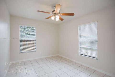 House in Port St. Lucie, Florida 3 bedrooms, 111.48 sq.m. № 1891319 - photo 10