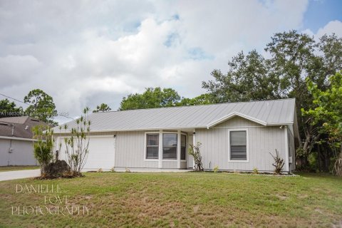 House in Port St. Lucie, Florida 3 bedrooms, 111.48 sq.m. № 1891319 - photo 1