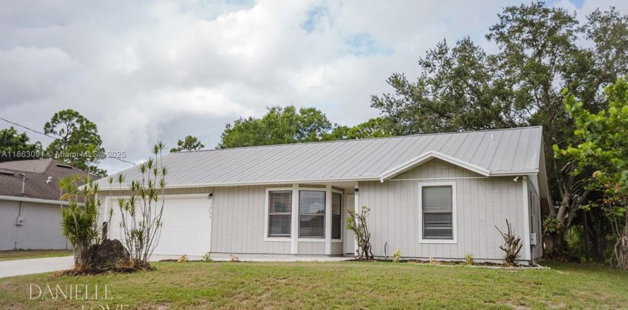 House in Port St. Lucie, Florida 3 bedrooms, 111.48 sq.m. № 1891319