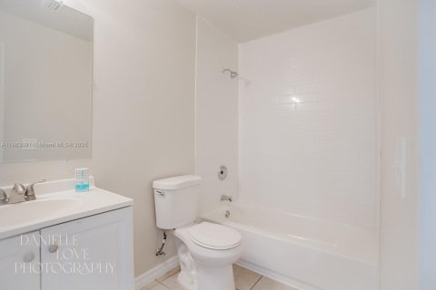 House in Port St. Lucie, Florida 3 bedrooms, 111.48 sq.m. № 1891319 - photo 8