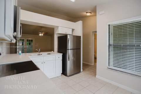 House in Port St. Lucie, Florida 3 bedrooms, 111.48 sq.m. № 1891319 - photo 5