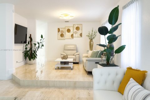 House in Miami Lakes, Florida 5 bedrooms, 375.51 sq.m. № 1964369 - photo 8