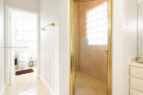 House in Miami Lakes, Florida 5 bedrooms, 375.51 sq.m. № 1964369 - photo 29