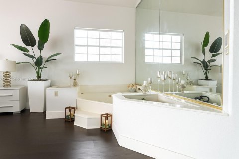 House in Miami Lakes, Florida 5 bedrooms, 375.51 sq.m. № 1964369 - photo 27