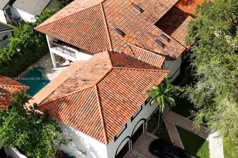 House in Miami Lakes, Florida 5 bedrooms, 375.51 sq.m. № 1964369 - photo 3