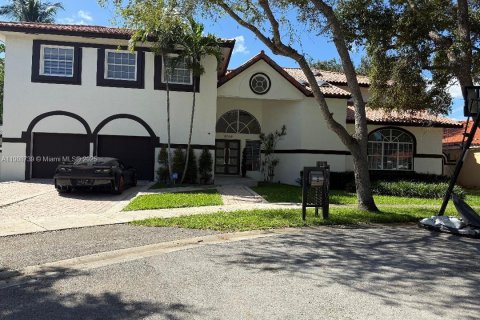 House in Miami Lakes, Florida 5 bedrooms, 375.51 sq.m. № 1964369 - photo 1