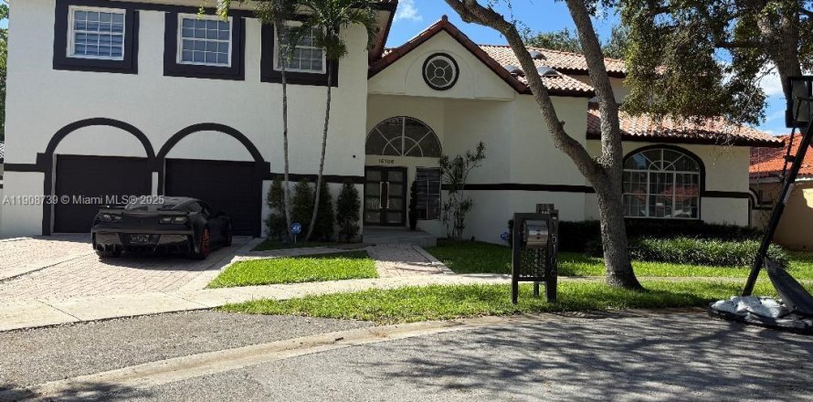 House in Miami Lakes, Florida 5 bedrooms, 375.51 sq.m. № 1964369