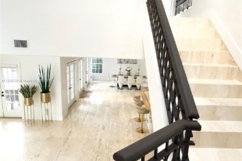 House in Miami Lakes, Florida 5 bedrooms, 375.51 sq.m. № 1964369 - photo 21