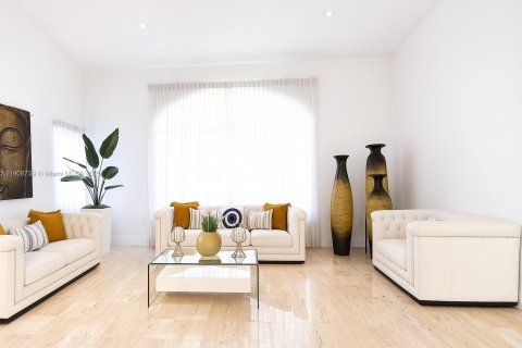 House in Miami Lakes, Florida 5 bedrooms, 375.51 sq.m. № 1964369 - photo 7