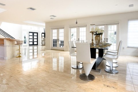 House in Miami Lakes, Florida 5 bedrooms, 375.51 sq.m. № 1964369 - photo 18