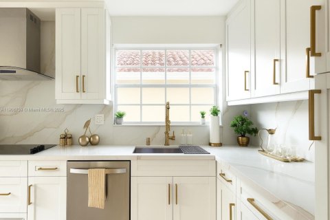 House in Miami Lakes, Florida 5 bedrooms, 375.51 sq.m. № 1964369 - photo 11