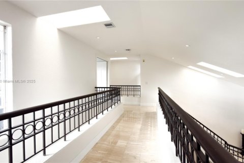 House in Miami Lakes, Florida 5 bedrooms, 375.51 sq.m. № 1964369 - photo 22