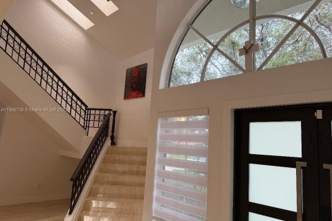 House in Miami Lakes, Florida 5 bedrooms, 375.51 sq.m. № 1964369 - photo 6