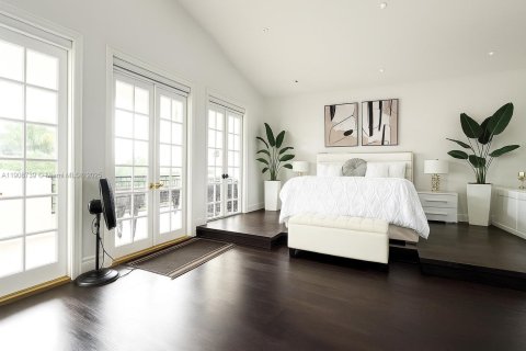 House in Miami Lakes, Florida 5 bedrooms, 375.51 sq.m. № 1964369 - photo 26