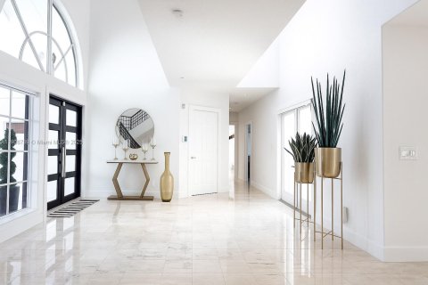 House in Miami Lakes, Florida 5 bedrooms, 375.51 sq.m. № 1964369 - photo 5