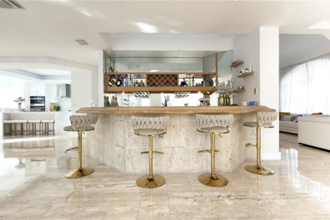 House in Miami Lakes, Florida 5 bedrooms, 375.51 sq.m. № 1964369 - photo 15