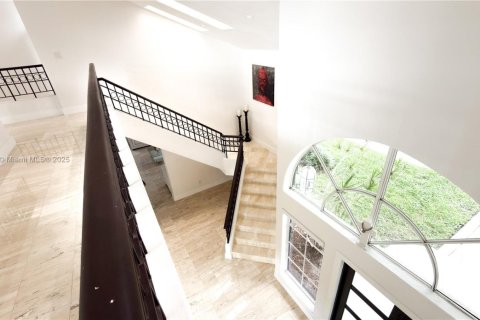 House in Miami Lakes, Florida 5 bedrooms, 375.51 sq.m. № 1964369 - photo 23