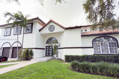 House in Miami Lakes, Florida 5 bedrooms, 375.51 sq.m. № 1964369 - photo 2