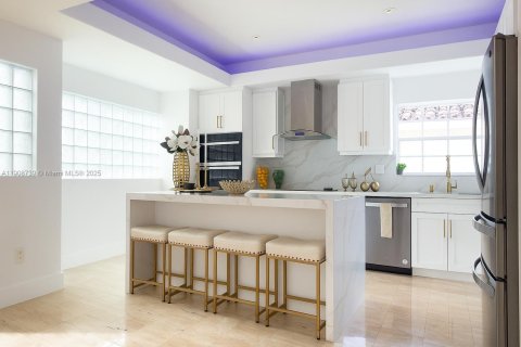 House in Miami Lakes, Florida 5 bedrooms, 375.51 sq.m. № 1964369 - photo 12