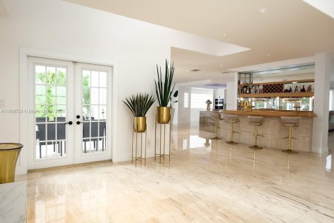 House in Miami Lakes, Florida 5 bedrooms, 375.51 sq.m. № 1964369 - photo 13