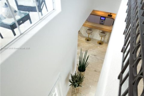 House in Miami Lakes, Florida 5 bedrooms, 375.51 sq.m. № 1964369 - photo 19