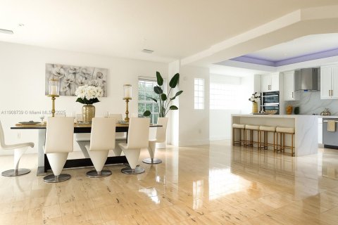 House in Miami Lakes, Florida 5 bedrooms, 375.51 sq.m. № 1964369 - photo 17