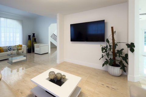 House in Miami Lakes, Florida 5 bedrooms, 375.51 sq.m. № 1964369 - photo 9