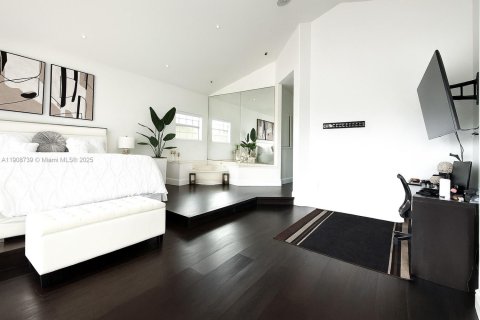 House in Miami Lakes, Florida 5 bedrooms, 375.51 sq.m. № 1964369 - photo 25