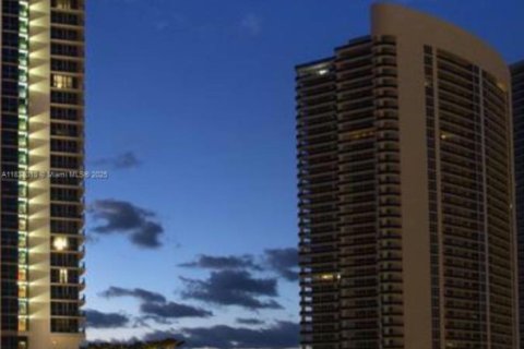 Condo in Hollywood, Florida, 2 bedrooms  № 2035805 - photo 17