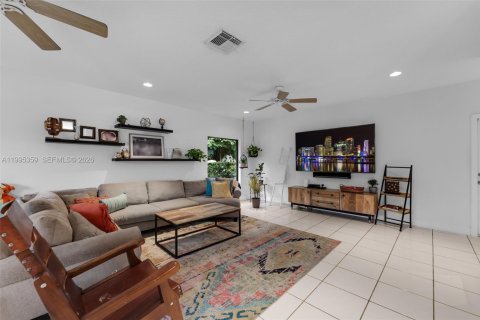 Villa ou maison à vendre à Miami, Floride: 4 chambres, 290.69 m2 № 2063863 - photo 14