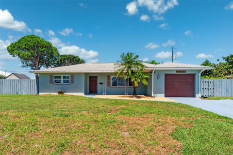 House in Saint Petersburg, Florida 2 bedrooms, 107.58 sq.m. № 1847485 - photo 1
