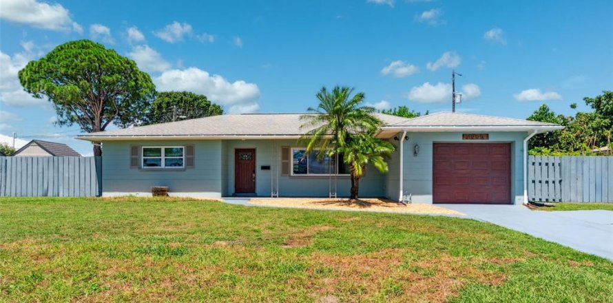 House in Saint Petersburg, Florida 2 bedrooms, 107.58 sq.m. № 1847485
