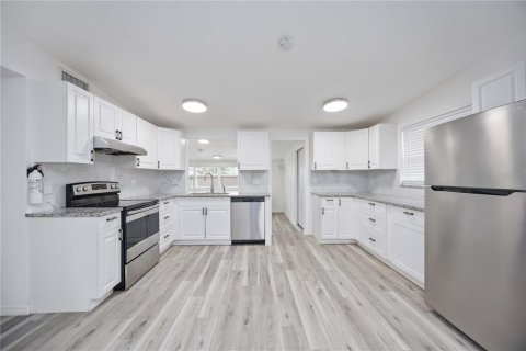 House in Sarasota, Florida 3 bedrooms, 150.97 sq.m. № 1847840 - photo 12